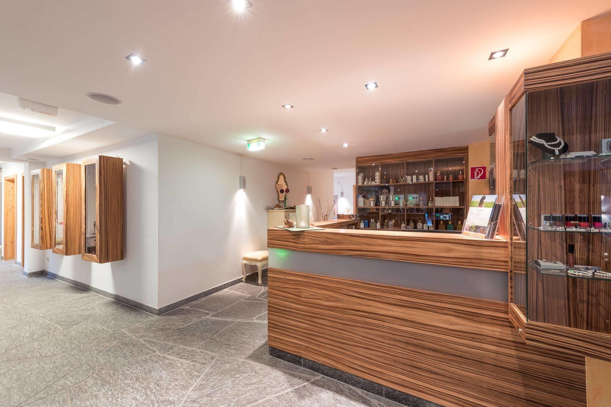 Hotel Leonhard ลีโอกัง ภายนอก รูปภาพ
